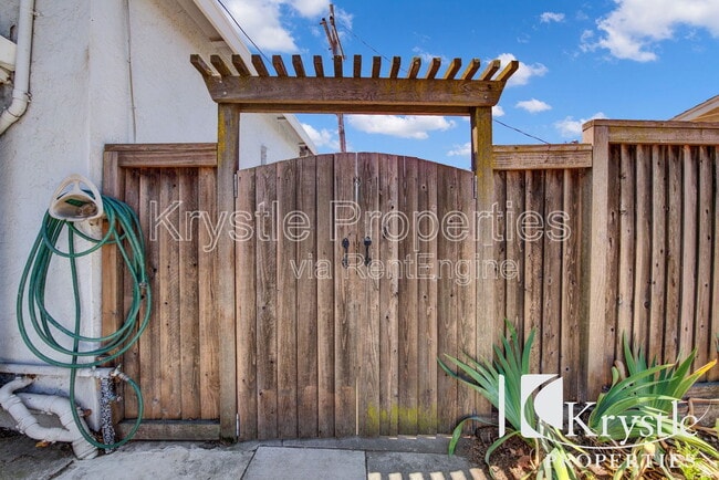 Building Photo - 211 Oakmore Ct