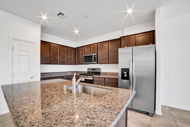 Building Photo - IMMACULATE TOWNHOUSE IN HENDERSON 3BED - 2 BATHS - 2 GAR