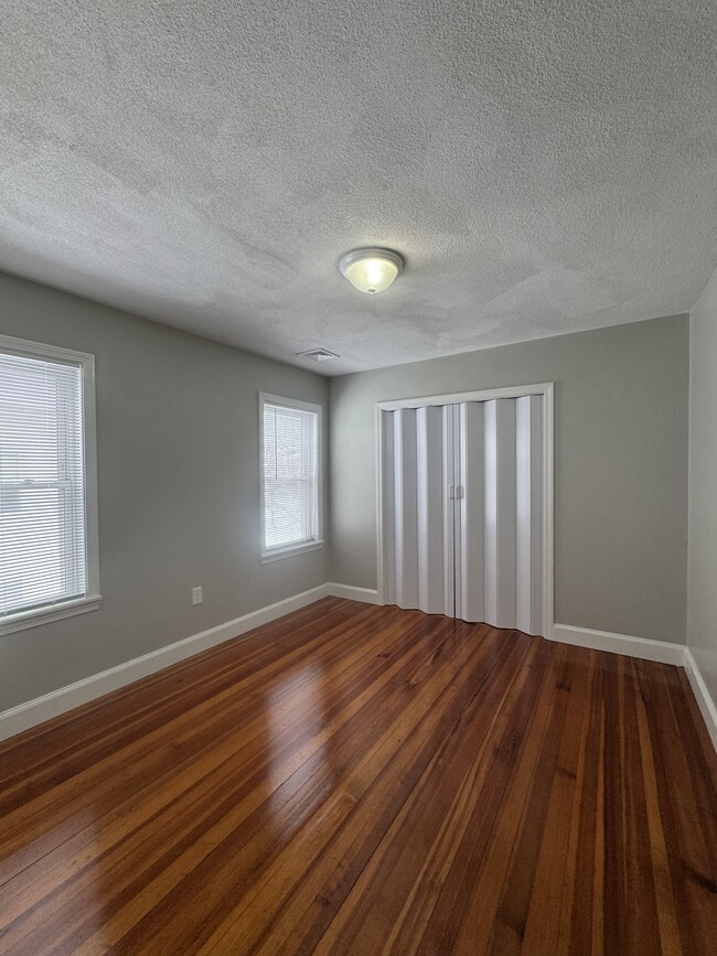 Building Photo - 100 Capen St