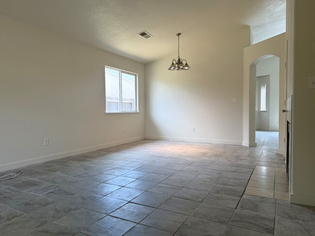 Foto del edificio - Available Now!!! With fresh paint and new ...