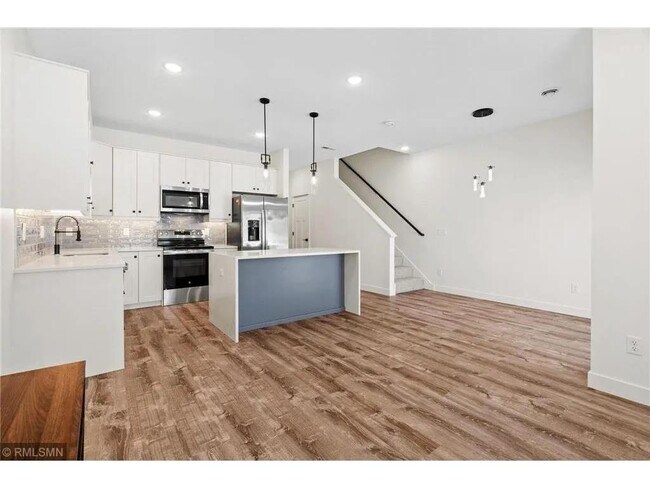Foto del edificio - 425 W 8th St