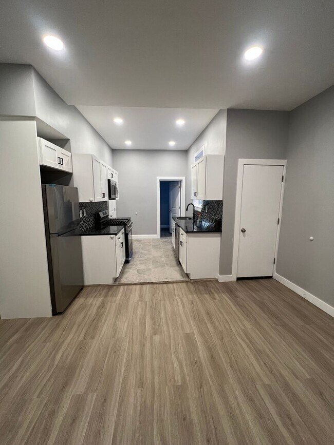 Building Photo - Renovated and Updated 5 bedroom / 1.5 bath