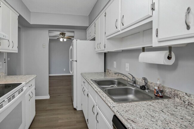 Building Photo - Walkable Downtown Lexington Living in Shadow Moss | Ground-Floor 2BR Retreat - Water sewer & tras...