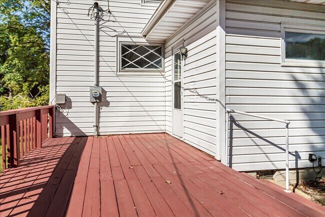 Building Photo - 3 Bedroom 1 and a half Bath House