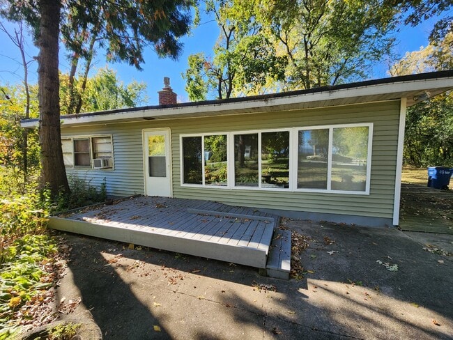 Building Photo - Furnished Cottage - short term through May...