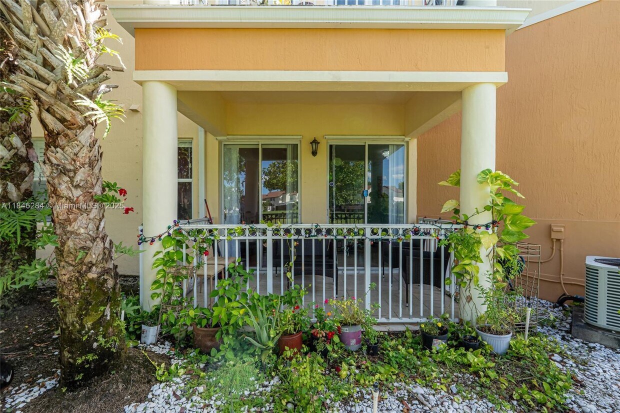 Foto principal - 10242 NW 7th St