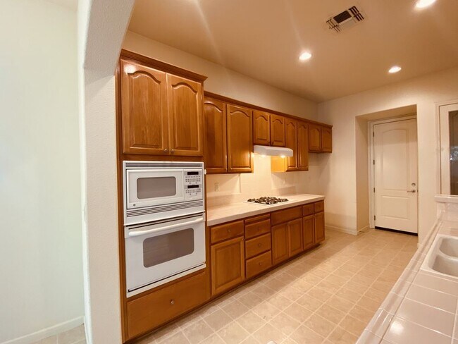 Building Photo - 5518 Namath Cir