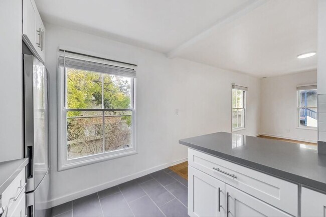 Building Photo - 1 Month Free! Remodeled 1-Bed Apt w/ In-Un...
