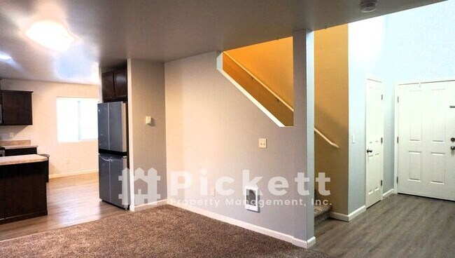 Building Photo - 4 Bedroom Home Nestled between Bremerton a...