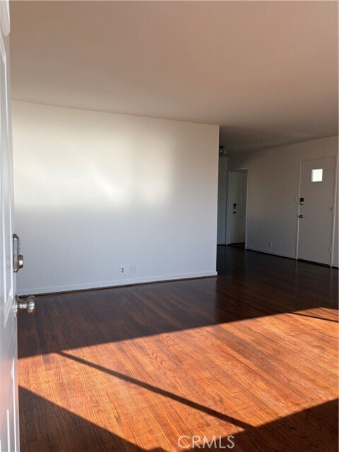 Foto del edificio - 4096 Lakeshore Blvd