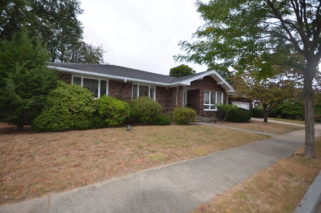 Building Photo - 20 Mossdale Rd