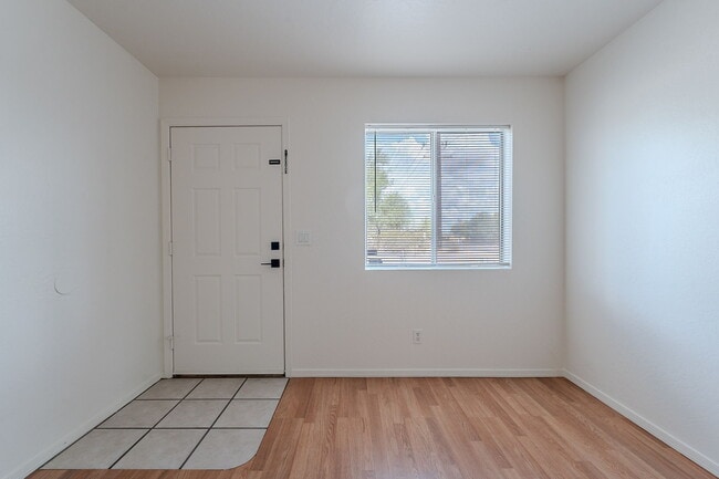 Building Photo - 402 N 101st Pl