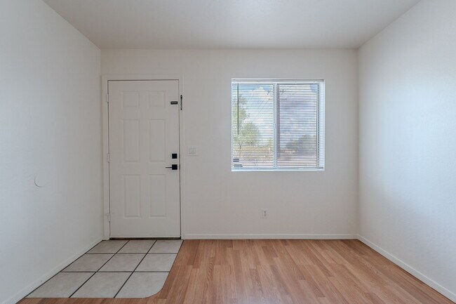 Foto del edificio - 402 N 101st Pl