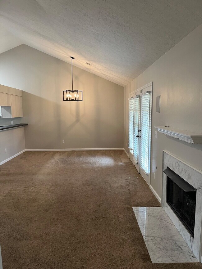 Foto del edificio - 135 Lake Chateau Dr