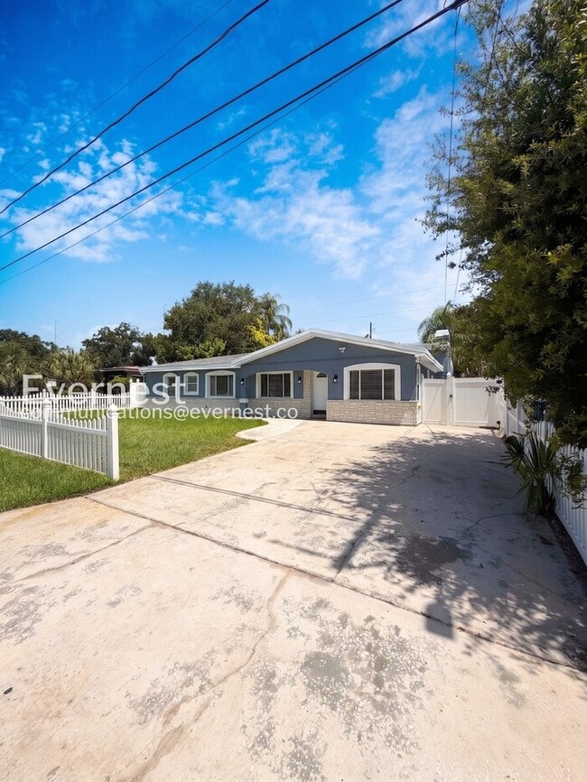 Photo - 4 Bed/2.5 Bath Home with Detached Garage / Available Now!