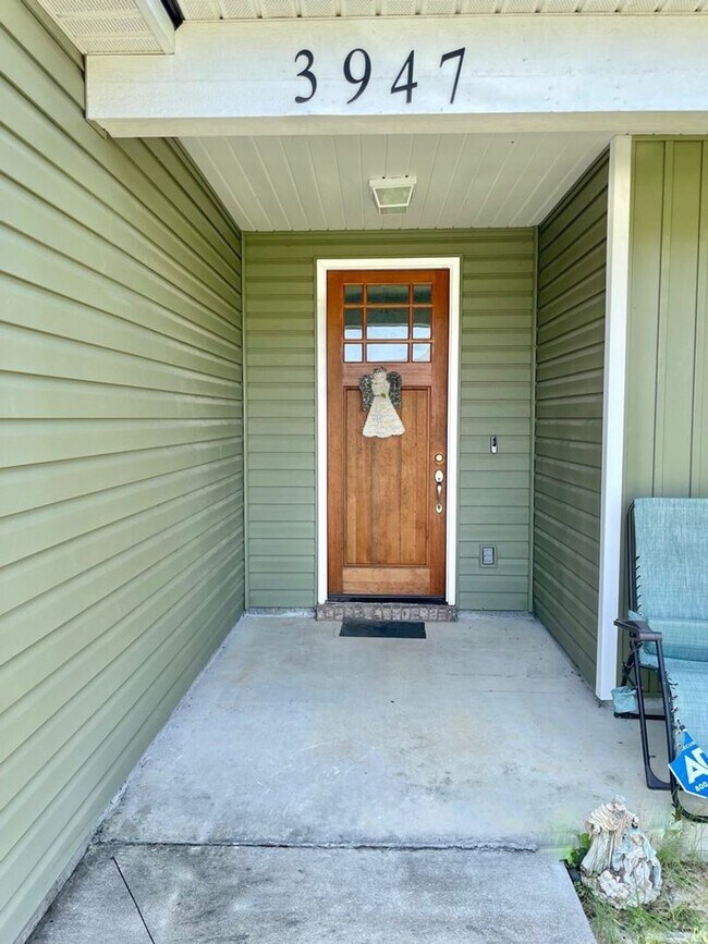 Foto del edificio - Modern 4BR Home with Screened Porch, Granite Kitchen & Fenced Backyard