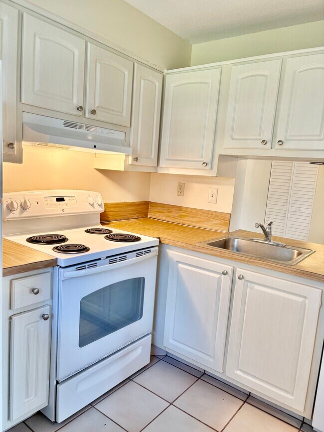 Building Photo - 2717 S Oakland Forest Dr