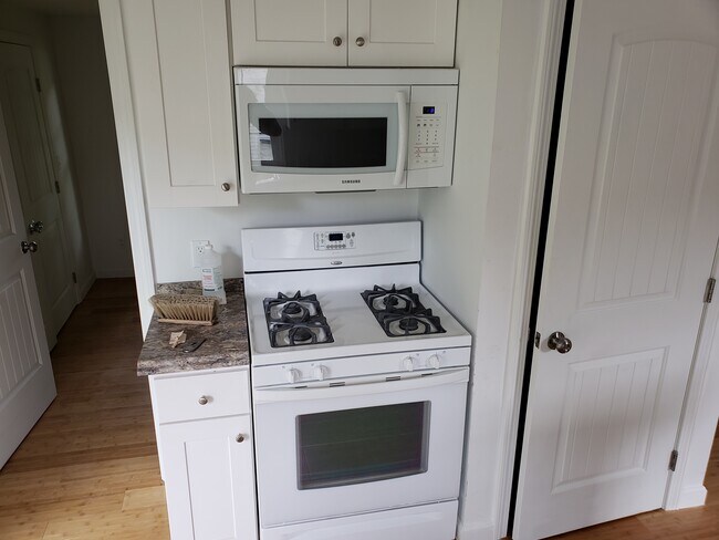 Gas stove - 48 Troy Ave