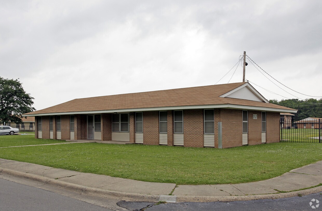 Primary Photo - 1700 N Vine St