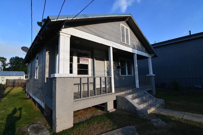 Building Photo - 3-bedroom, 1-bathroom home located in Plaq...