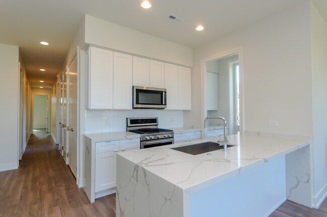 Building Photo - 2812 N Mildred Ave