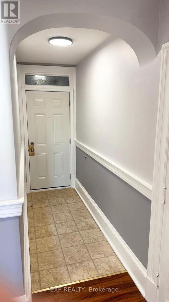 Building Photo - 2 Russell St E