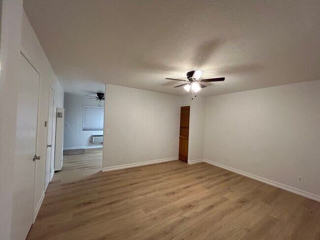 Foto del edificio - 10154 McClemont Ave