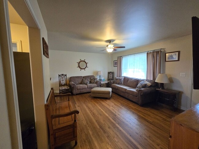 Building Photo - *Fully Furnished 3Bd/1Bath W/Single Car Ga...