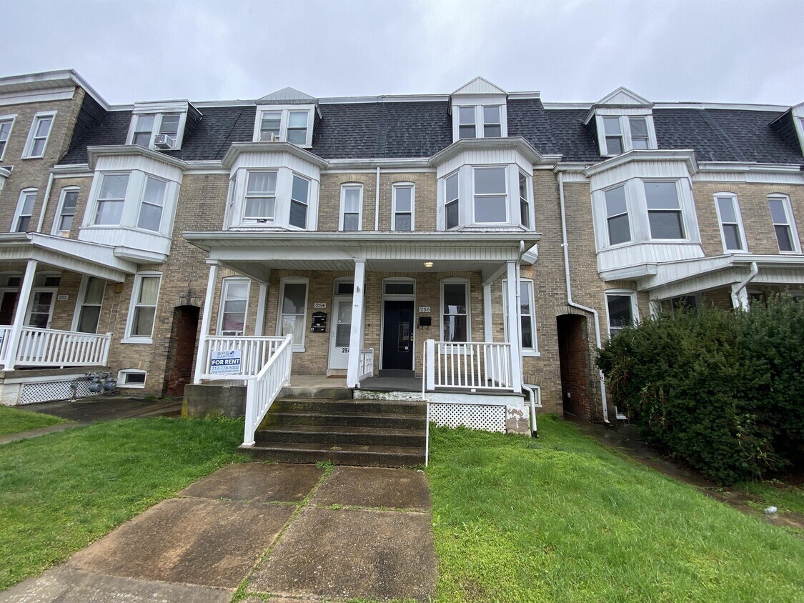 Primary Photo - 256 W Jackson St