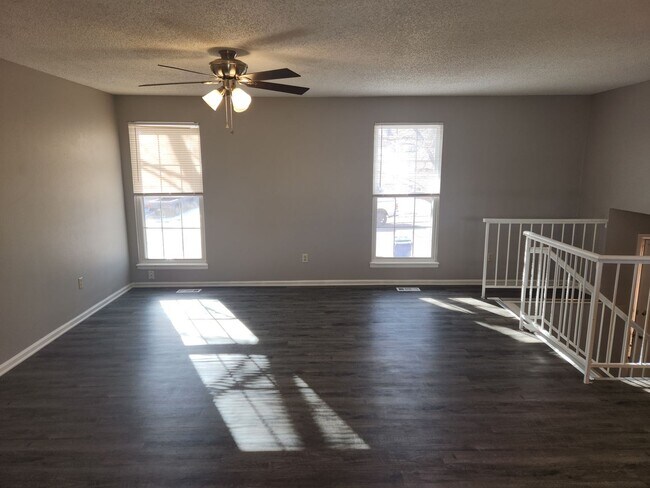 Building Photo - Rockrimmon 4 bed, 2 bath, 2 car with fence...