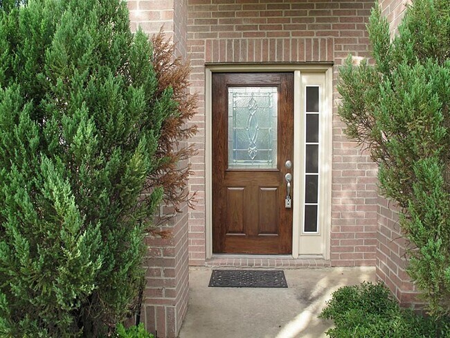 Foto del edificio - 2311 Enchanted Park Ln