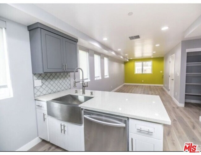 Foto del edificio - 1118 Heliotrope Dr