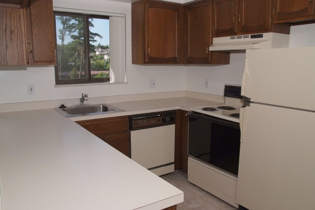 Kitchen - Burton Ridge Apartments