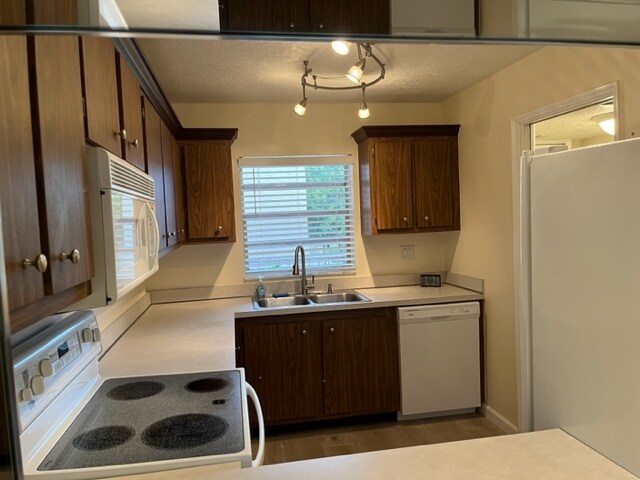 Kitchen - 9440 Tangerine Plz