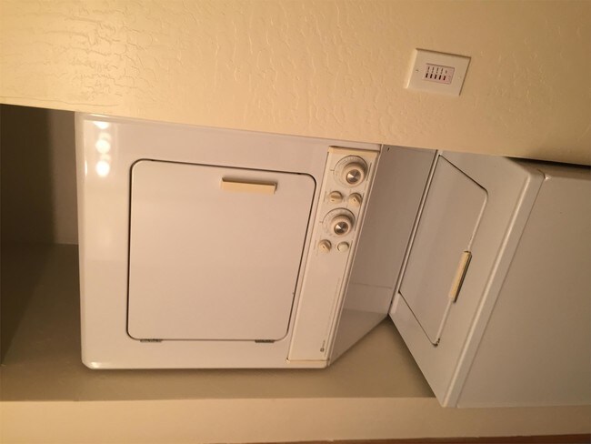 Foto del edificio - 825 E 10th St