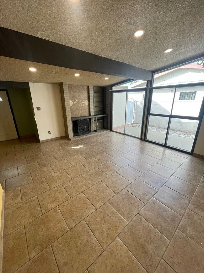 Building Photo - Beautifully Updated 3 Bedroom/2 Bathroom H...