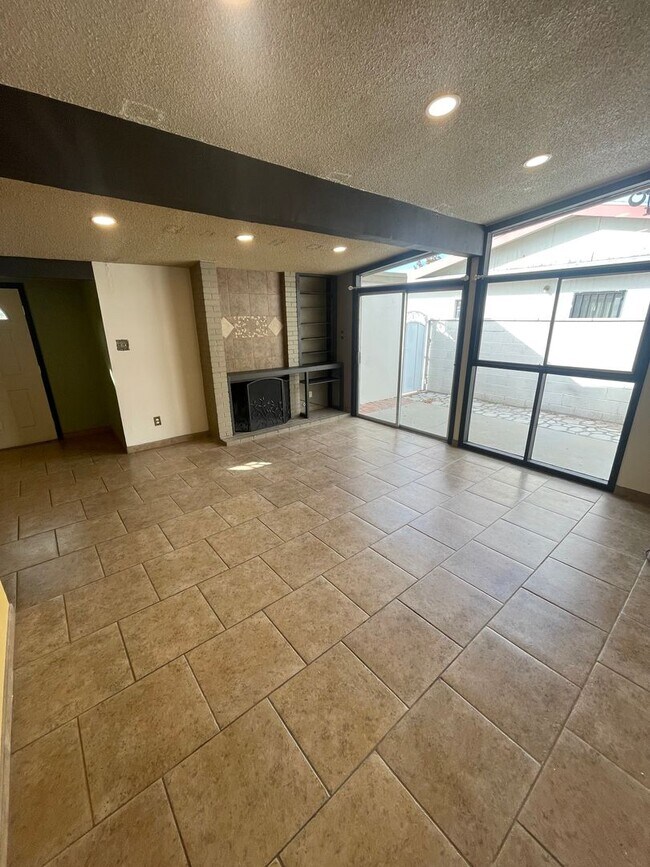 Foto del edificio - Beautifully Updated 3 Bedroom/2 Bathroom H...