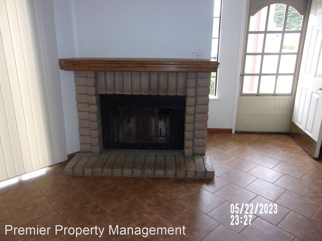 Building Photo - 3 br, 2 bath House - 1004 Bellflower Lane
