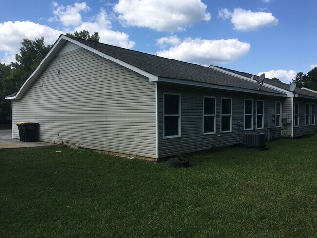 Building Photo - 134 &amp; 136 Melody Lane