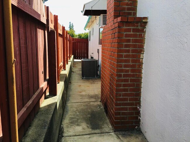 Building Photo - 1509 Crestview Dr