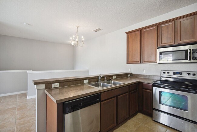 Building Photo - 2 Bedroom townhome in Kissimmee