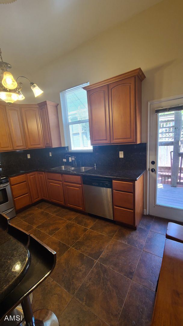 Foto del edificio - 4 br, 1 bath House - 2550 Sutter #A