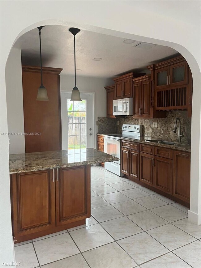 Foto del edificio - 3 br, 2 bath House - 2437 NW 33rd St # 2437