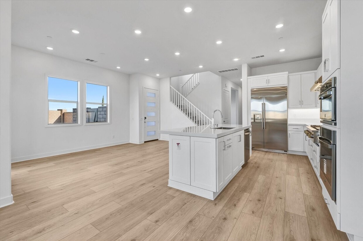 Large Modern Town Home with Oversize Backyard Guarded Luxury Neighborhood - Large Modern Town Home with Oversize Backyard Guarded Luxury Neighborhood