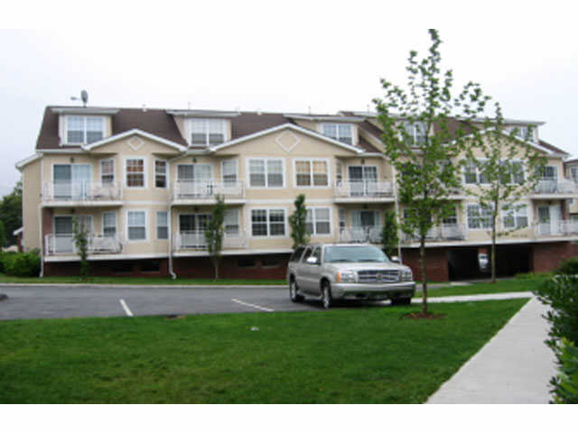 Edificio - Lagoon Estates Condominiums
