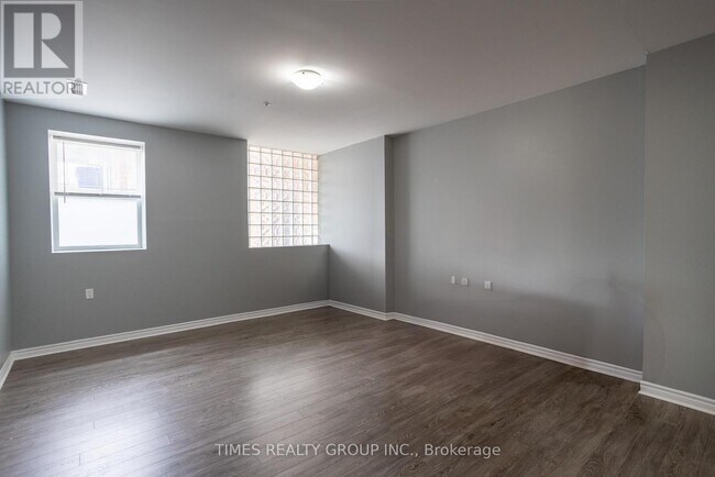 Photo du bâtiment - 384-384 Rogers St
