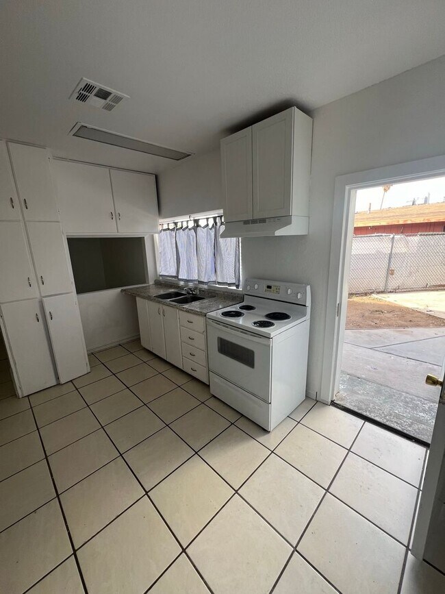 Foto del edificio - Cozy 3-Bedroom Duplex Across from the Park!