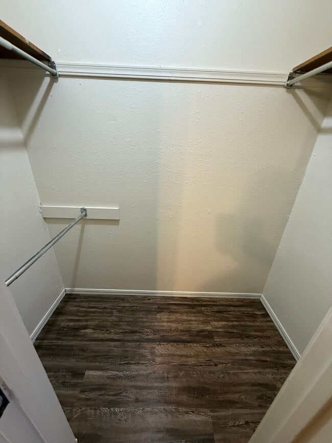 Building Photo - 3 Bed 1.5 Bath Total Electric, Fenced Back...
