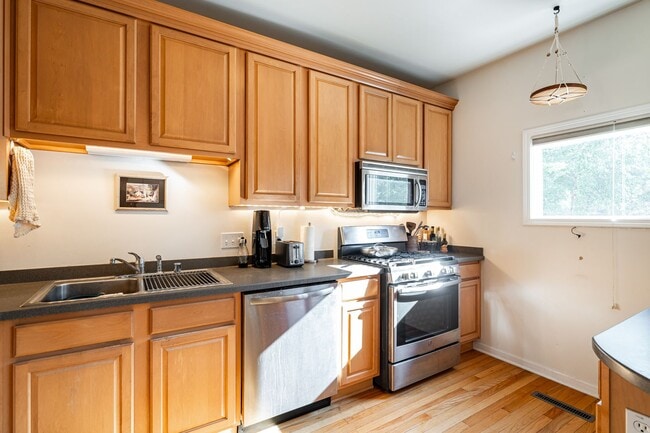 Building Photo - Live steps from Lake Michigan in this spac...