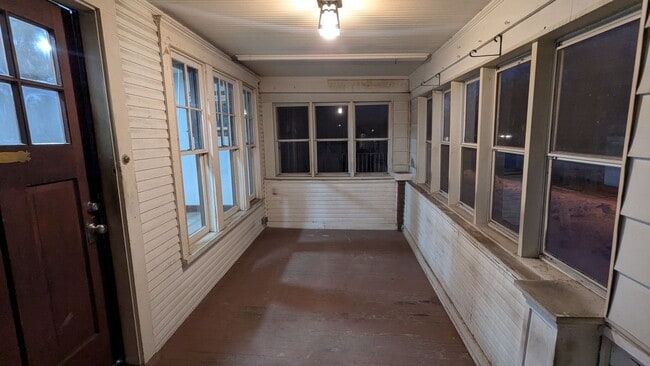 Building Photo - Charming 3 bedroom/1 bath home in the heart of Akron!